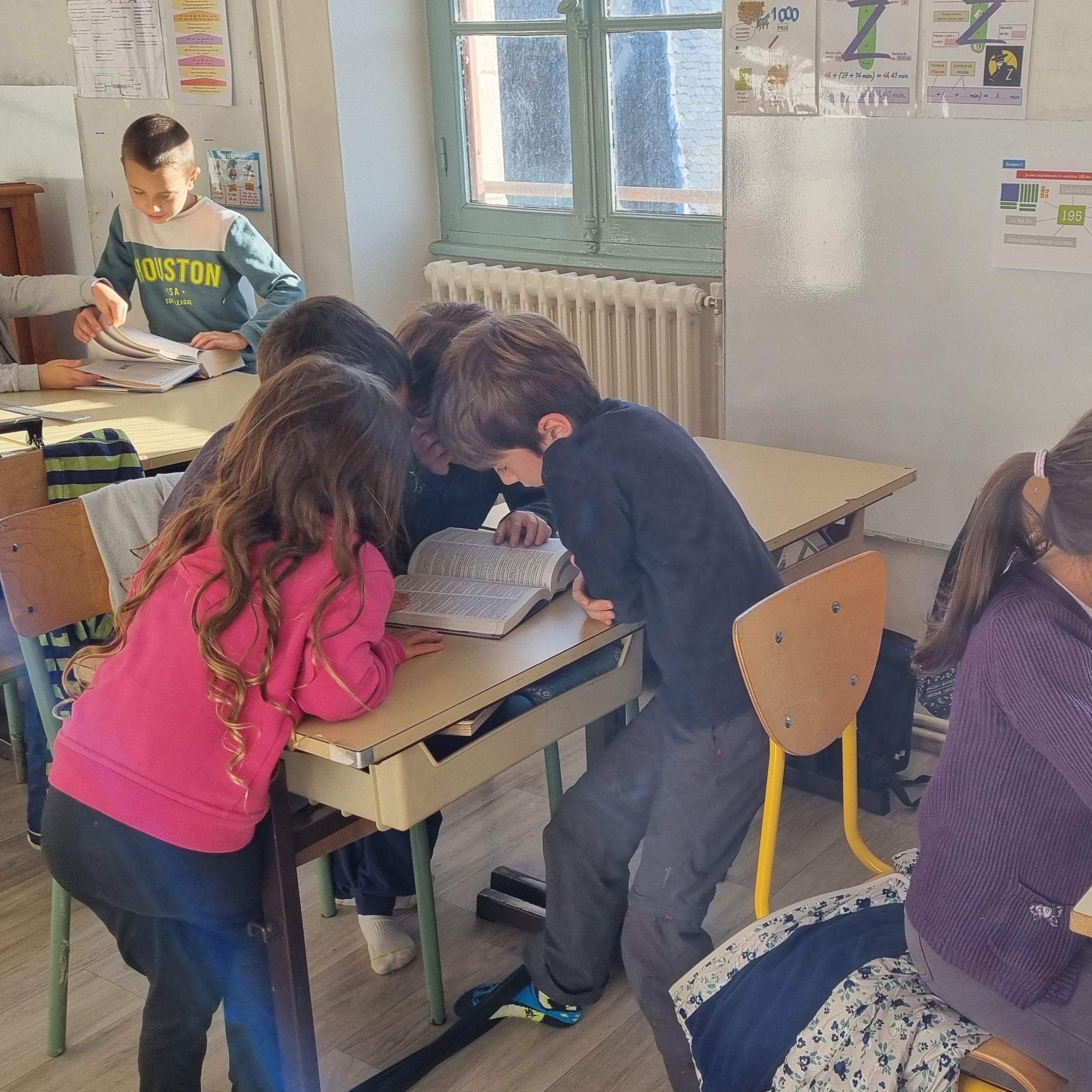 enfants autour d'une table