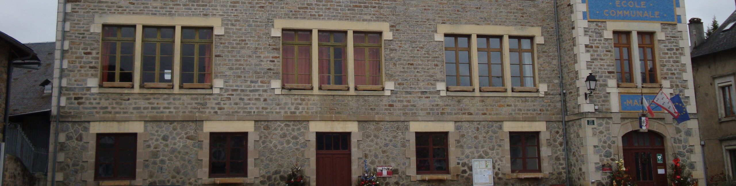 Vue de la mairie et de l'école communale de salon la tour